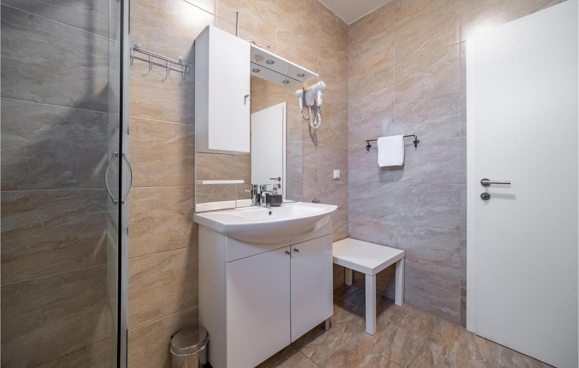 1 Bedroom Beautiful Apartment In ラコヴィツァ エクステリア 写真