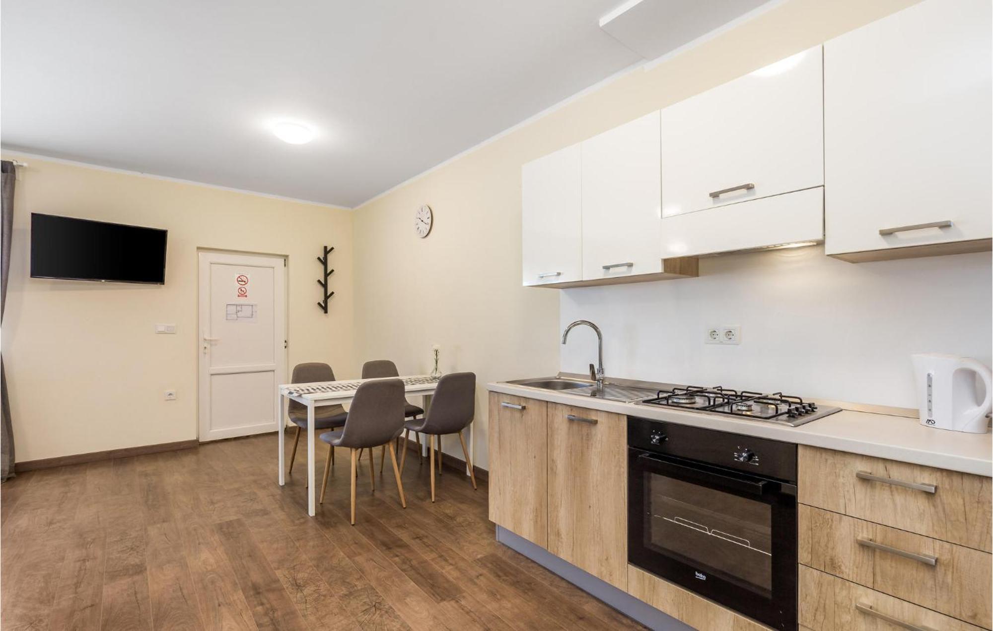 1 Bedroom Beautiful Apartment In ラコヴィツァ エクステリア 写真