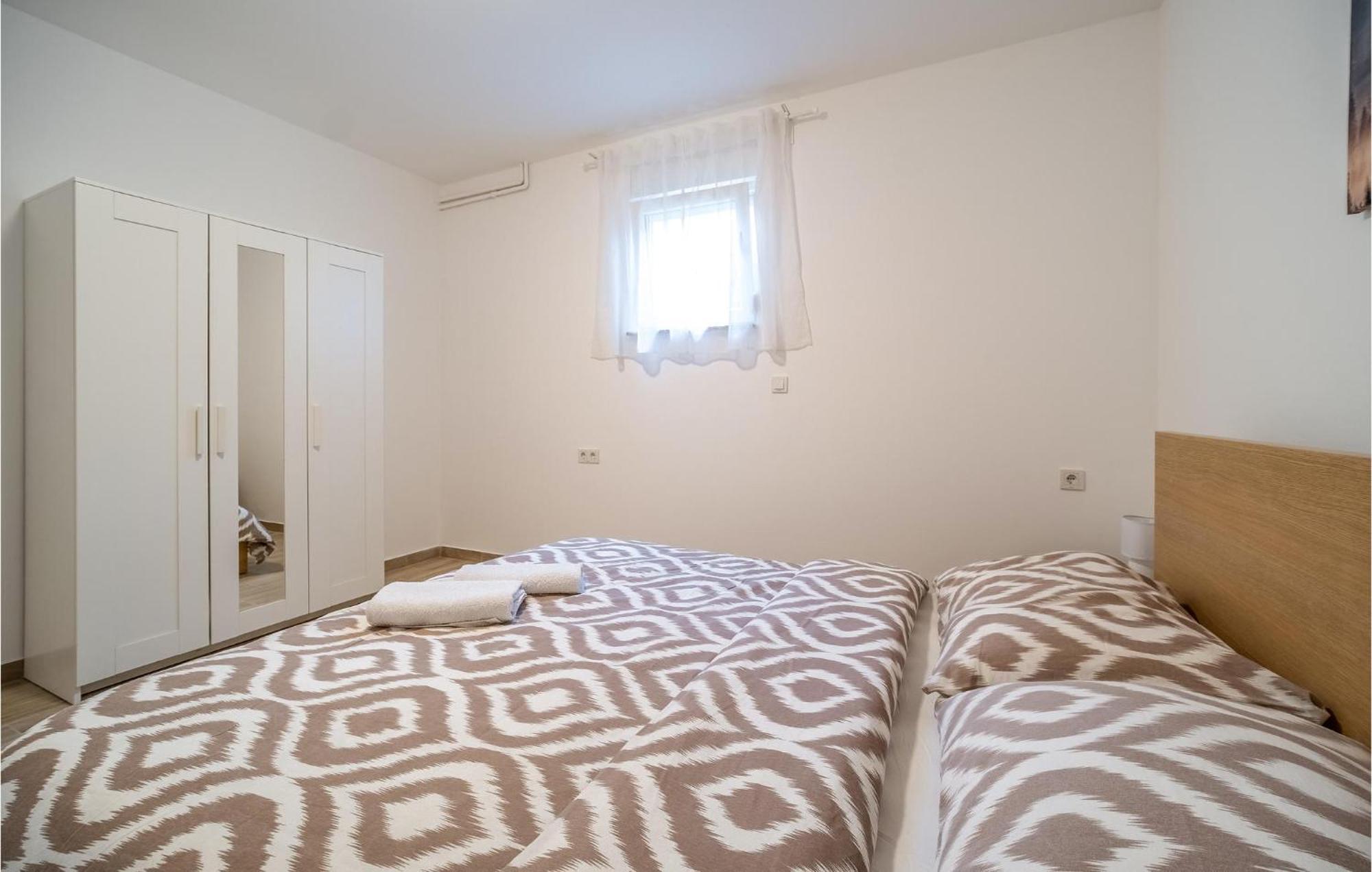1 Bedroom Beautiful Apartment In ラコヴィツァ エクステリア 写真